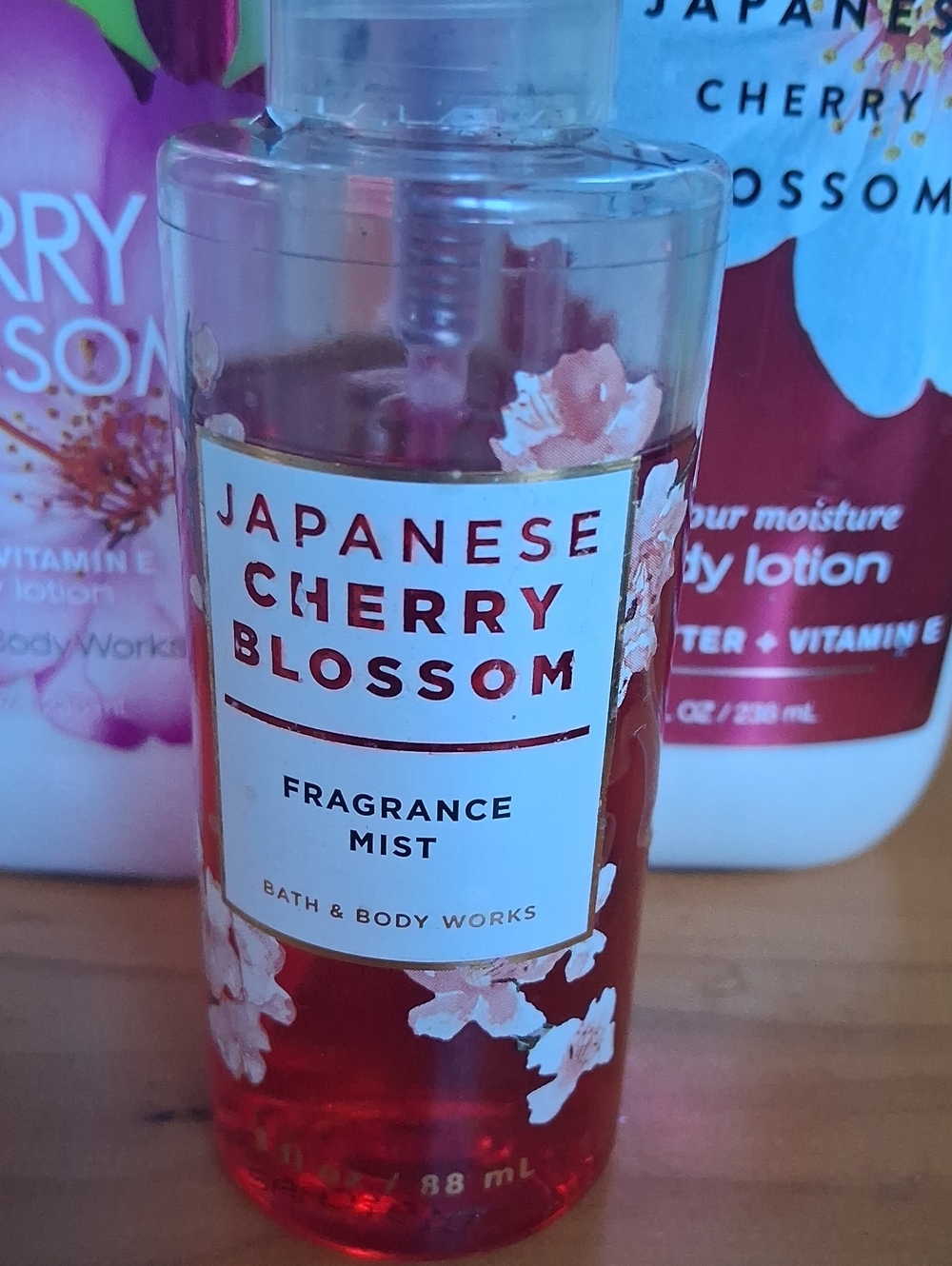 Bath & Body Works Japanese Cherry Blossom Fragrance Mist — Red